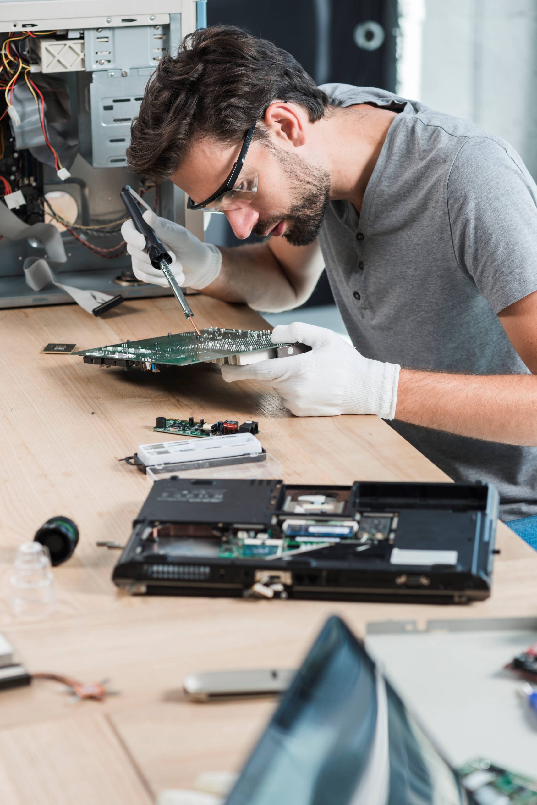 tecnico-masculino-reparar-computador-motherboard-ligado-madeira-escrivaninha
